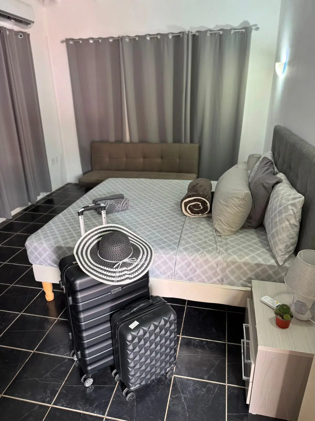 De slaapkamer van appartement Yeva, met een extra slaapbank langs de wand.