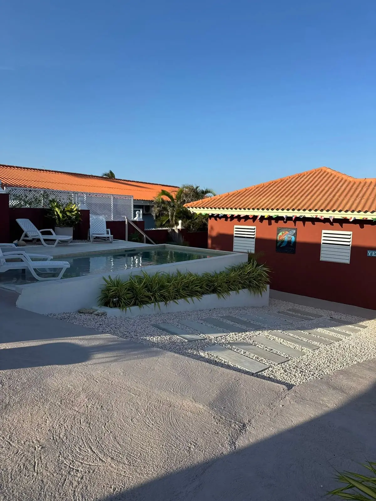 Het beach-style zwembad met geleidelijke inloop