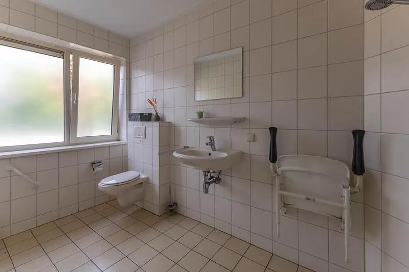 De aangepaste badkamer op de begane grond